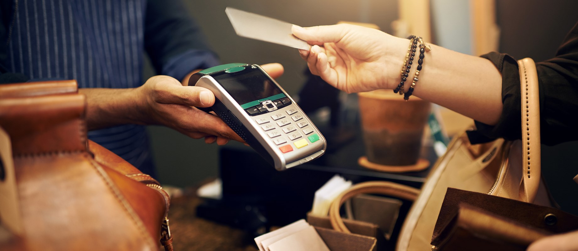 Comode, affidabili e contactless . Per gli acquisti e pagamenti scegli le carte di credito. Chiedi in filiale! 