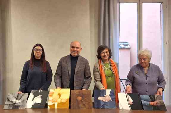 Alice Fidone consegna la sua opera "Beyond Time” ad Alberto Ferra