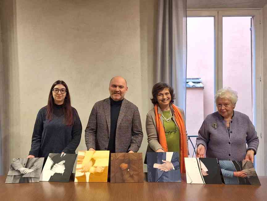 Alice Fidone consegna la sua opera "Beyond Time” ad Alberto Ferra
