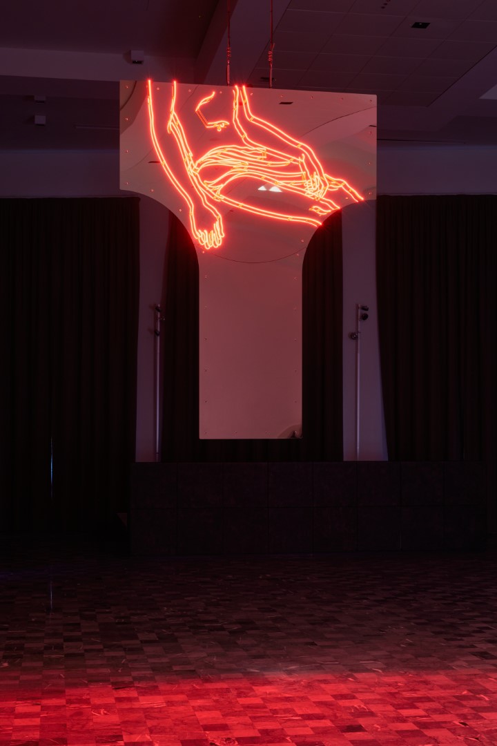 Patrick Tuttofuoco Drop The Body 2021. Acciaio Super Mirror Neon Supermirror Steel Neon 240×180Cm. Palazzo De Toschi Sala Convegni Banca Di Bologna. Foto Carlo Favero